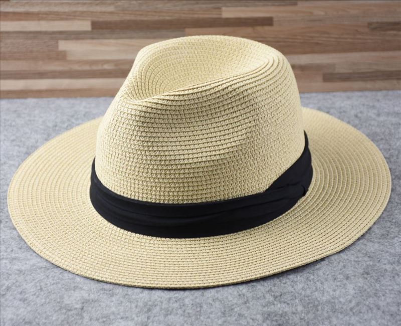 Stijlvolle strohoed voor dames, een perfect zomeraccessoire voor een chique look en comfort op zonnige dagen.