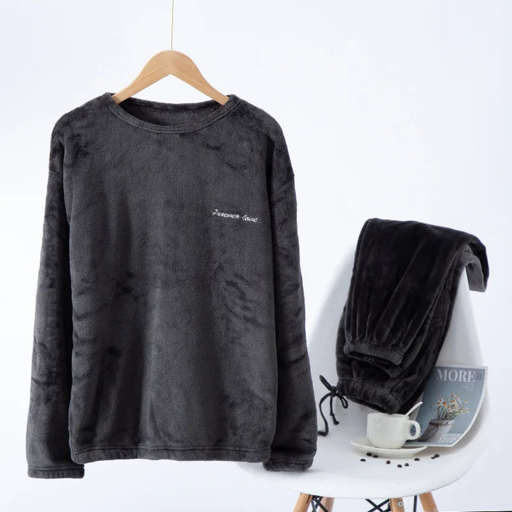 Extra warme herenpyjama set, comfortabele relaxkleding voor koude winteravonden.