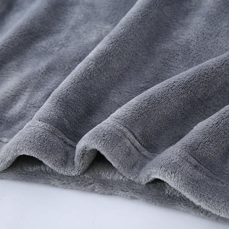 Praktische heren pyjamaset, warme kleding voor de winter en thuiswerken.