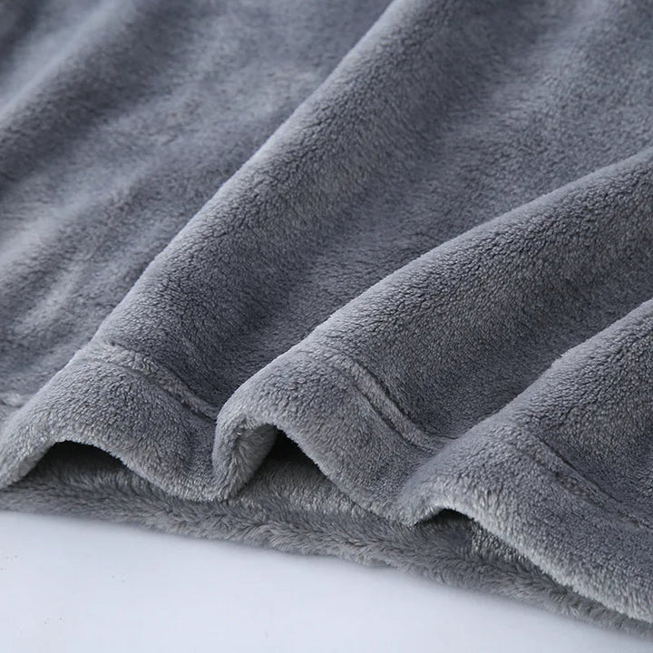 Praktische heren pyjamaset, warme kleding voor de winter en thuiswerken.