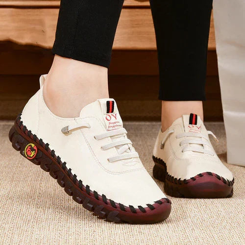 Witte elegante dames instappers, platte comfortschoenen ideaal voor dagelijks modieus gebruik.