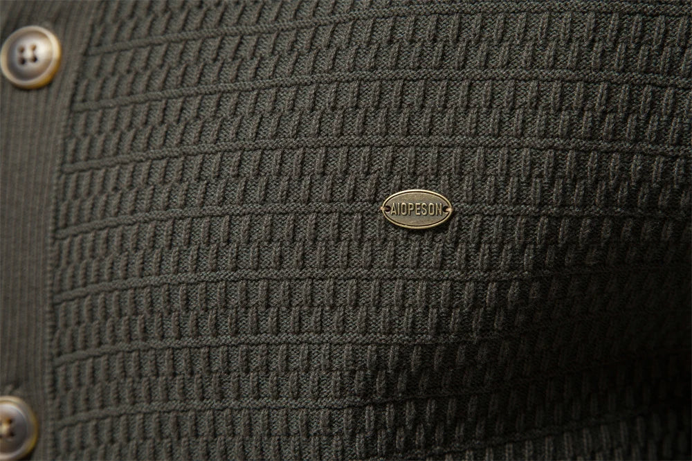 Warm en comfortabel heren knoopvest, gebreid van hoogwaardig katoen voor de winter.