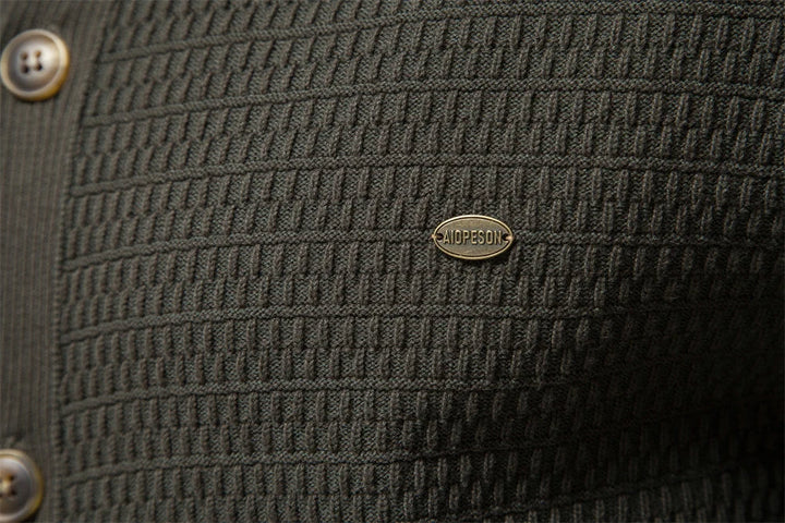 Warm en comfortabel heren knoopvest, gebreid van hoogwaardig katoen voor de winter.