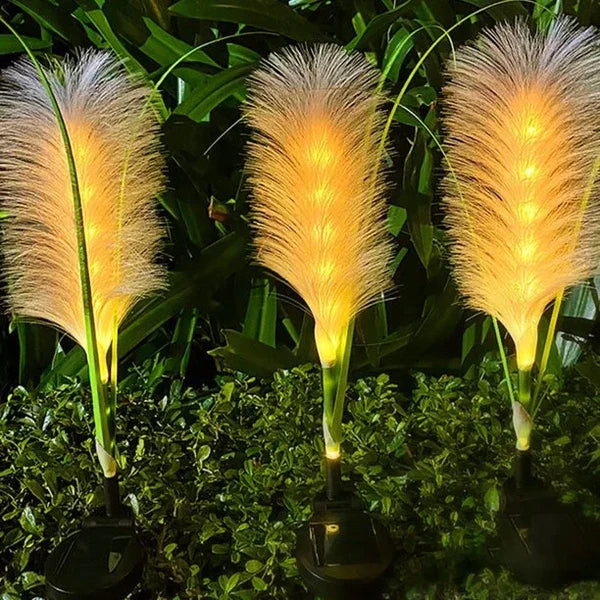 Overzichtsfoto SunReed rieten tuinverlichting, uniek design als decoratieve blikvanger in je buitenruimte.