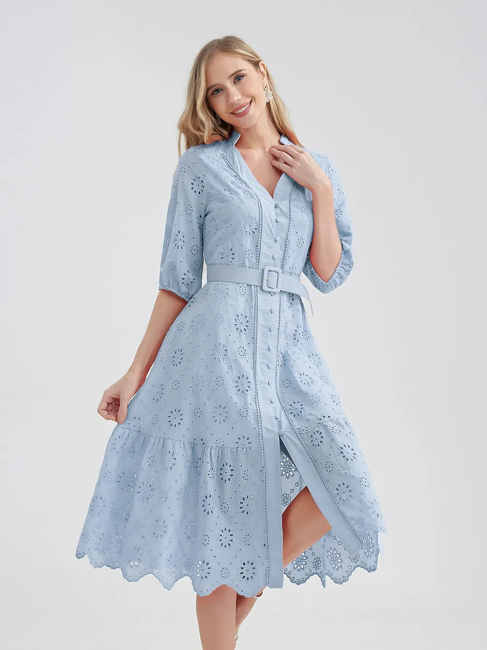 Vrolijke zomerjurk met ruches en V-hals, een must-have voor elke damesgarderobe.