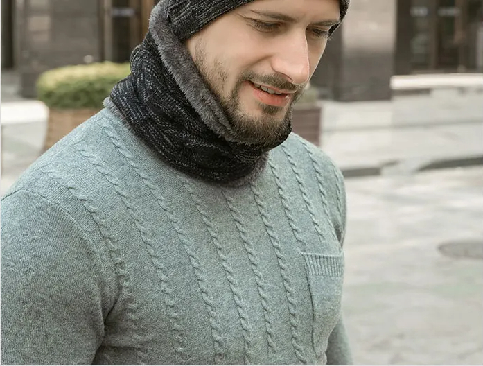 Stijlvolle unisex winteraccessoire: modieuze gebreide muts en bijpassende sjaal.