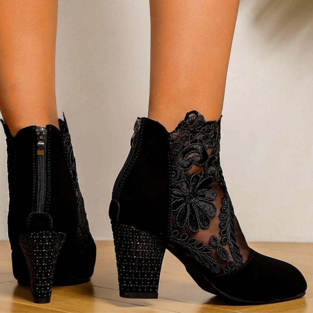 Comfortabele zwarte kanten dames pumps met geborduurde details en een stabiele blokhak.