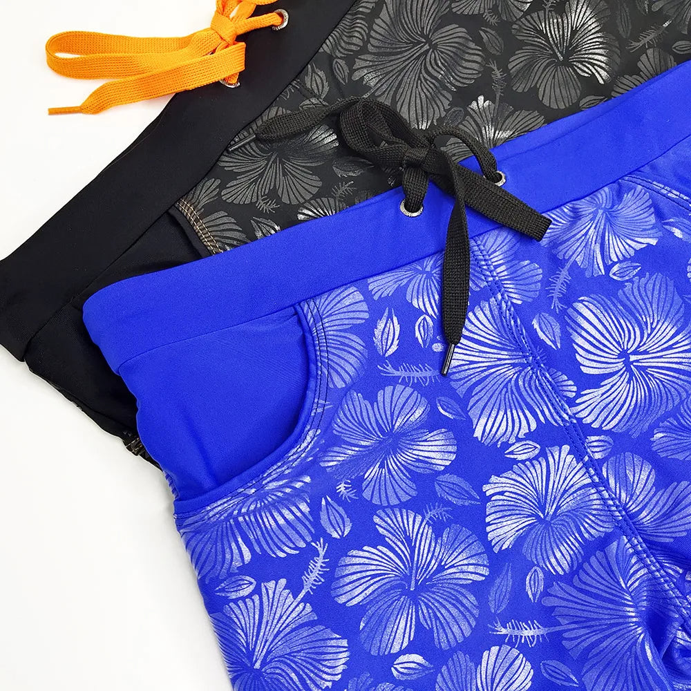 Strakke heren zwembroek in blauw, complete look voor zelfverzekerde strandgangers en zwemmers.