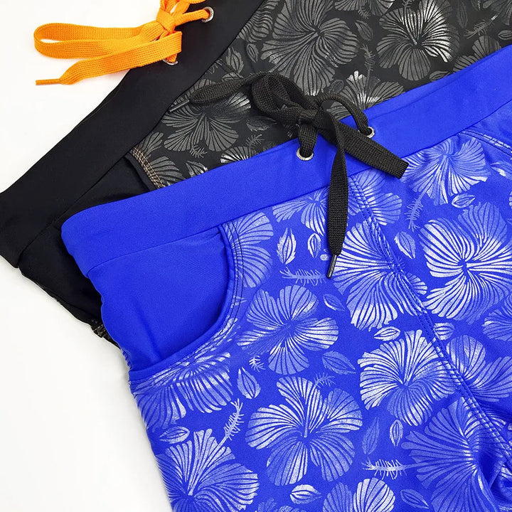 Strakke heren zwembroek in blauw, complete look voor zelfverzekerde strandgangers en zwemmers.