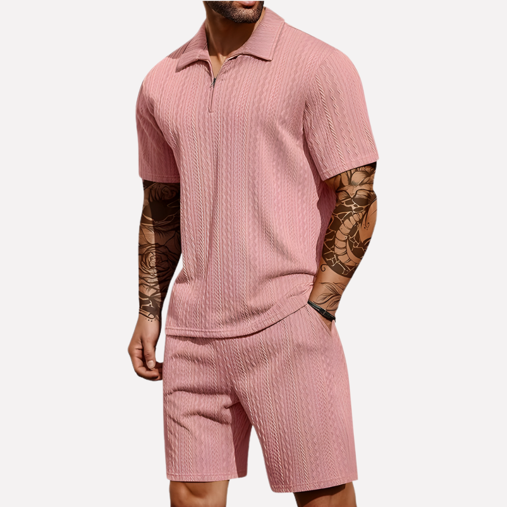 Achteraanzicht van de tweedelige heren zomer set, comfortabele polo en shorts voor ontspannen dagen.