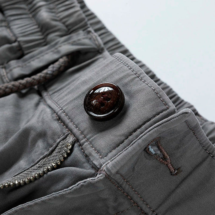 Trendy heren zomer cargoshort, combineert functionaliteit met een relaxte uitstraling.