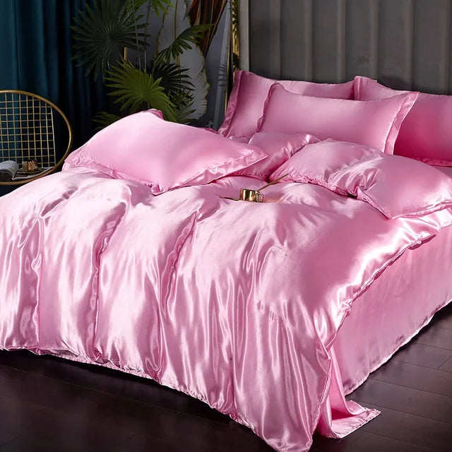 Zijde satijn kussensloop en hoeslaken voor een zachte touch. Comfortabel en luxe beddengoed.