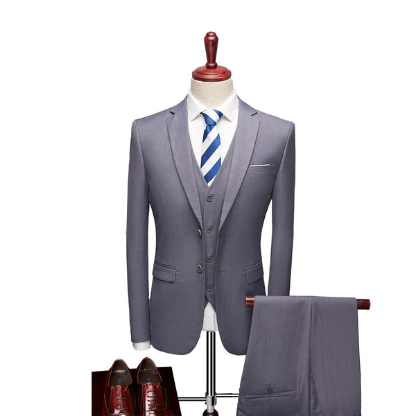Modern slimfit herenpak met jasje, gilet en pantalon, creëert een scherpe, complete look.