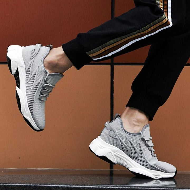 Stijlvolle heren sneakers met onzichtbare hak. Moderne veterschoenen, ideaal voor een zelfverzekerde casual look.
