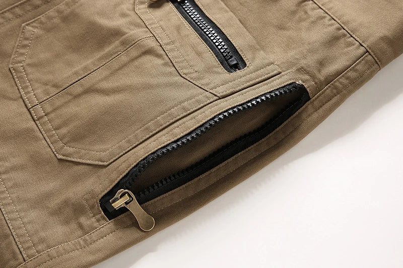 Legergroene heren outdoor broek, ideaal voor klussen, kamperen en vrijetijd.