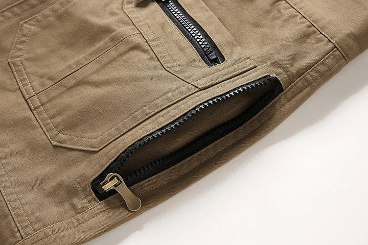 Legergroene heren outdoor broek, ideaal voor klussen, kamperen en vrijetijd.