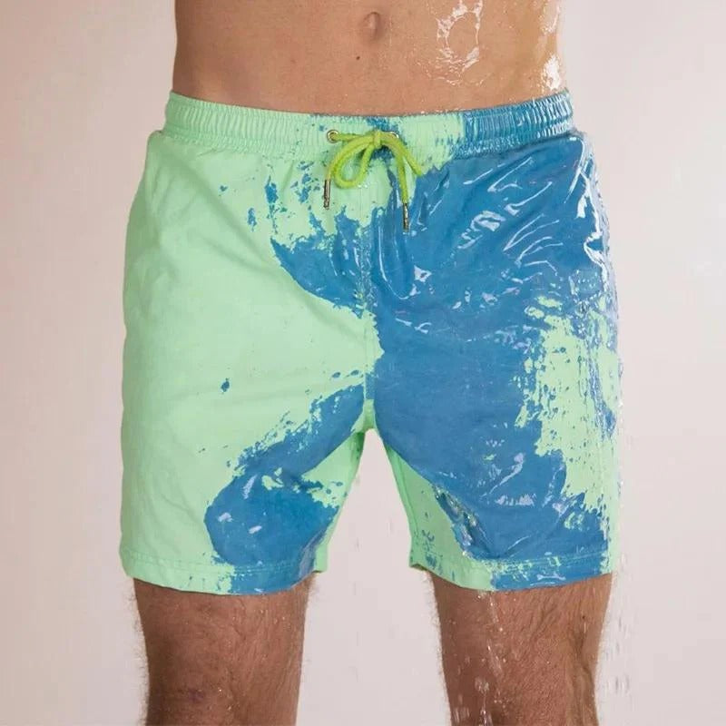 Dynamische heren boardshorts die van kleur veranderen; perfecte zwemkleding voor zomerse stranddagen.
