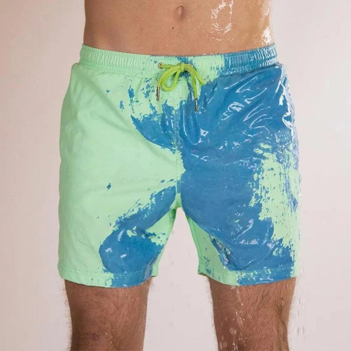Dynamische heren boardshorts die van kleur veranderen; perfecte zwemkleding voor zomerse stranddagen.