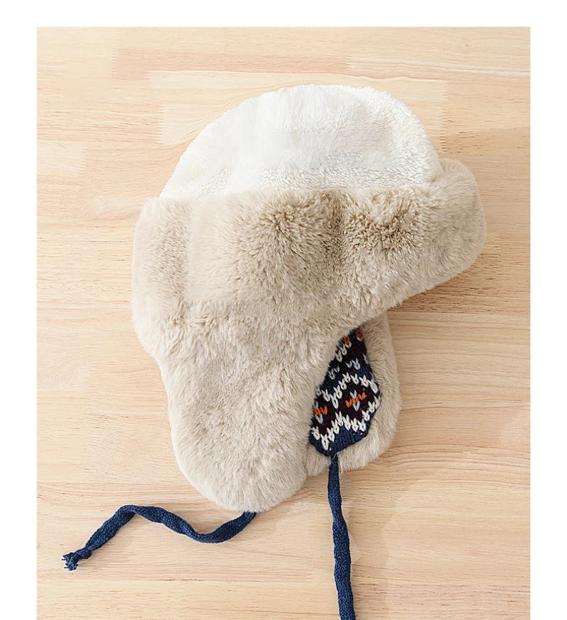 Zachte gebreide pilotenmuts met pluche imitatiebont voering, garandeert comfort en warmte.