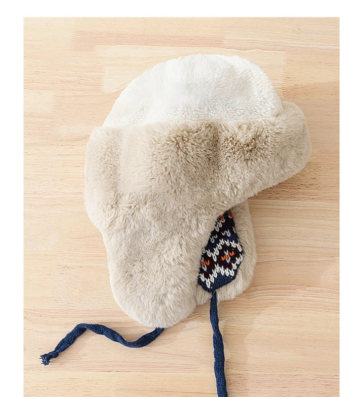 Zachte gebreide pilotenmuts met pluche imitatiebont voering, garandeert comfort en warmte.