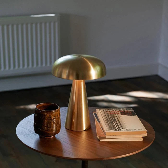 Stijlvolle ShroomLite design tafellamp, oplaadbaar en draadloos. Goud/brons sfeerlicht voor binnenverlichting.