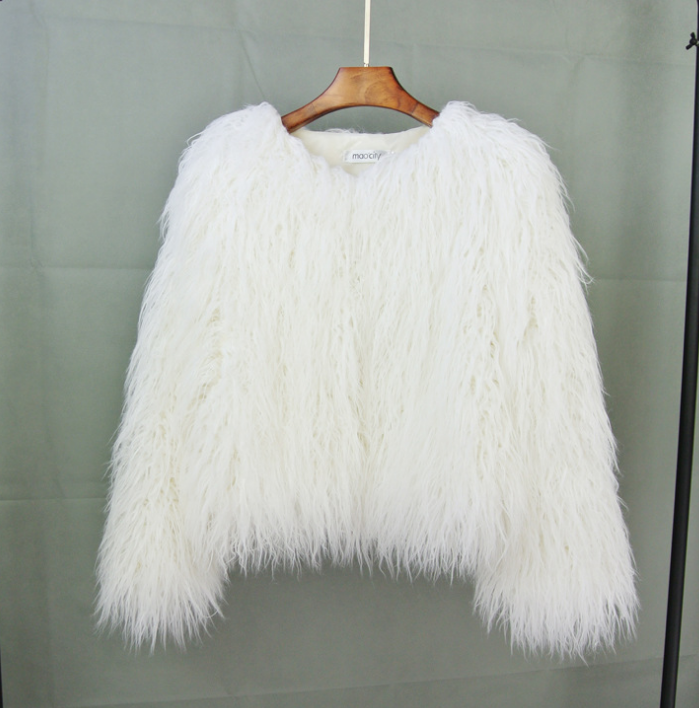 Comfortabele en elegante damesjas Soraya. Zachte winterjas van kunstbont, warm en modieus.
