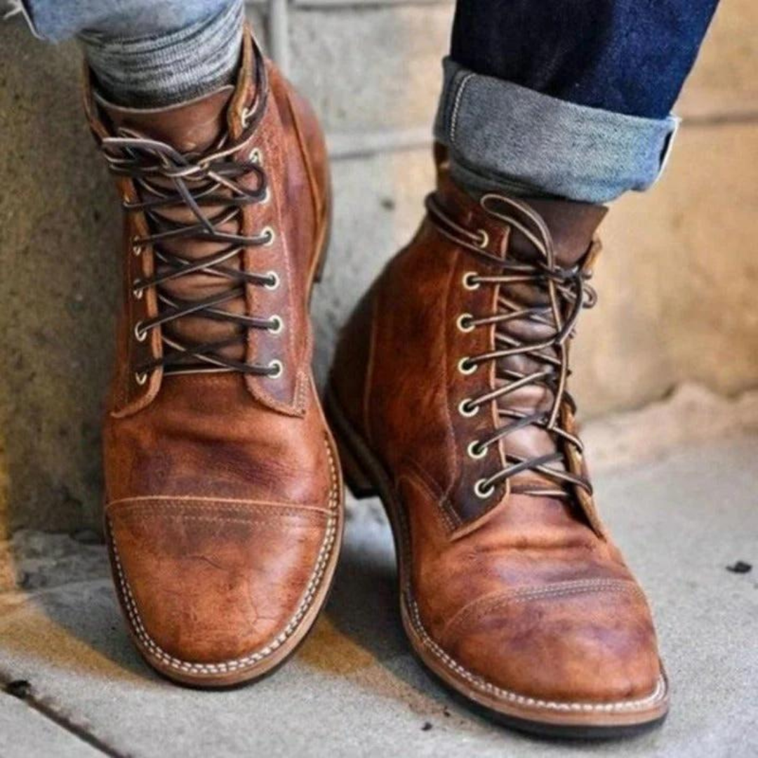 Robuuste bruine vintage herenlaarzen. Duurzame winterschoenen voor een stijlvolle, casual mannenmode look.