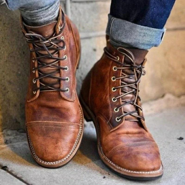 Robuuste bruine vintage herenlaarzen. Duurzame winterschoenen voor een stijlvolle, casual mannenmode look.