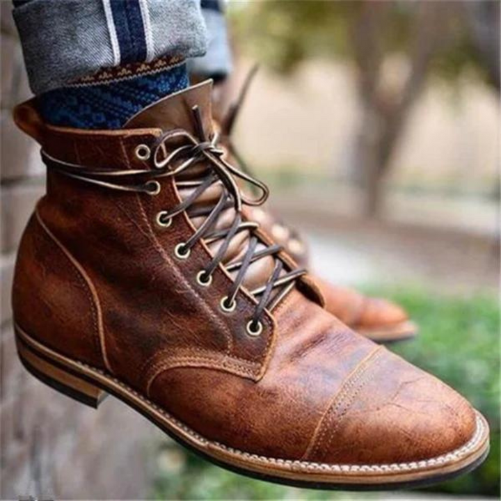 Duurzame vintage herenlaarzen, ideaal voor outdoor avonturen. Robuuste bruine schoenen voor elke mannenstijl.