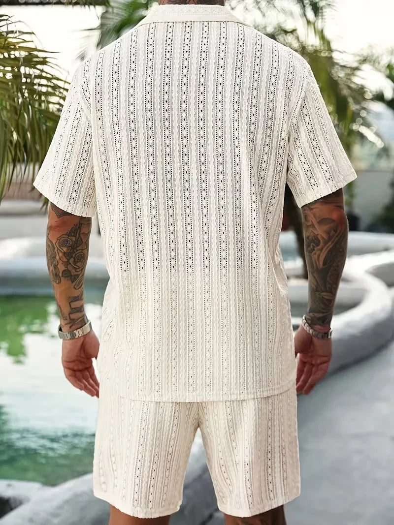 Heren tweedelige zomer outfit: lichtgewicht jacquard shirt met V-hals en zachte shorts, perfect voor warme dagen.