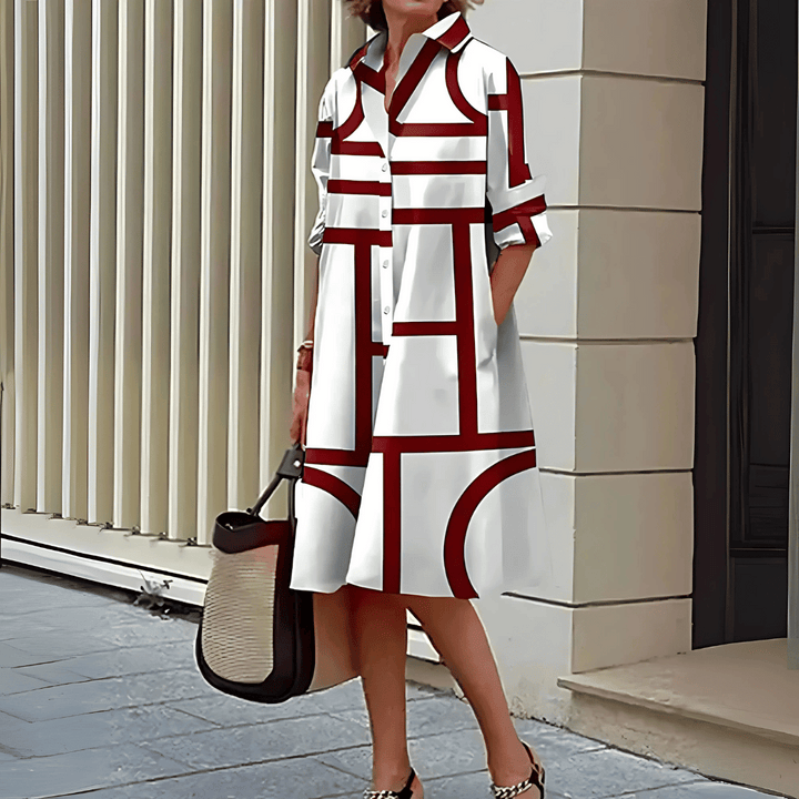 Moderne dames overhemdjurk met levendige geometrische print. Comfortabele zomerjurk met knoopsluiting en kraag.