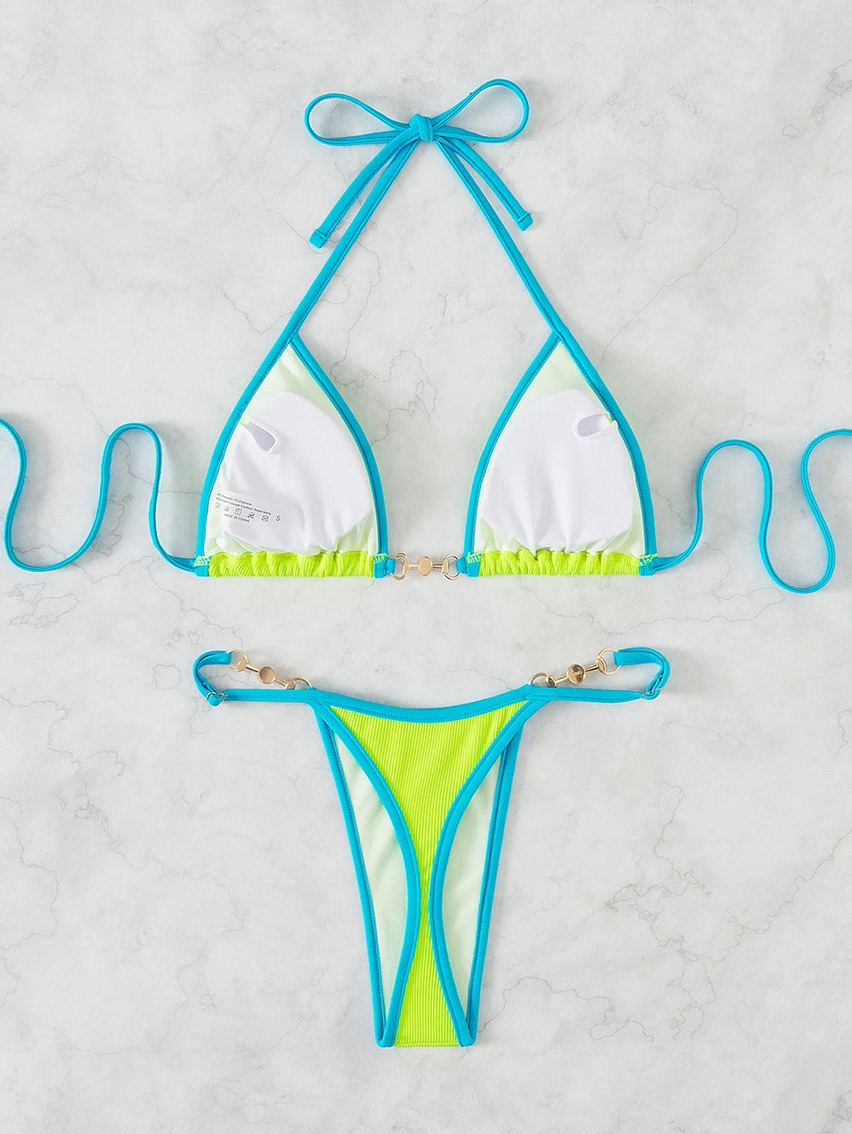 Elegante Braziliaanse bikini voor dames, met verfijnd kettingdetail; ideale sexy zomer outfit.