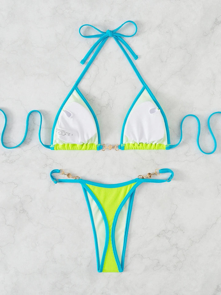 Elegante Braziliaanse bikini voor dames, met verfijnd kettingdetail; ideale sexy zomer outfit.