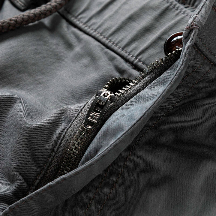 Heren mode: korte broek in cargostijl, comfortabel en klaar voor de zomerse dagen.
