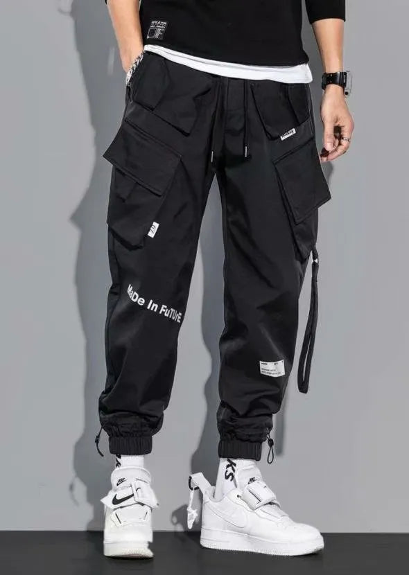 Close-up van de stevige stof en functionele zijzakken van deze heren hiphop cargo broek.