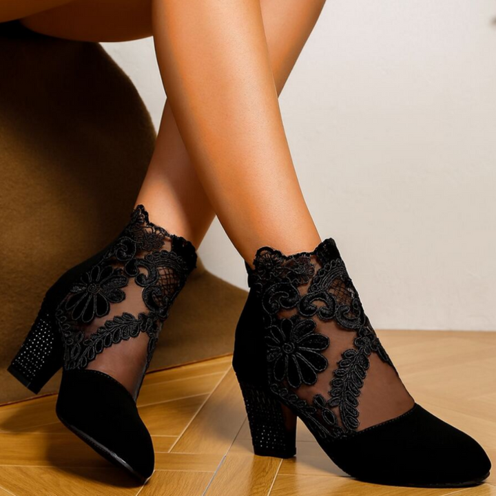 Stijlvolle dames pumps: zwarte geborduurde kanten schoenen met een comfortabele hoge blokhak.