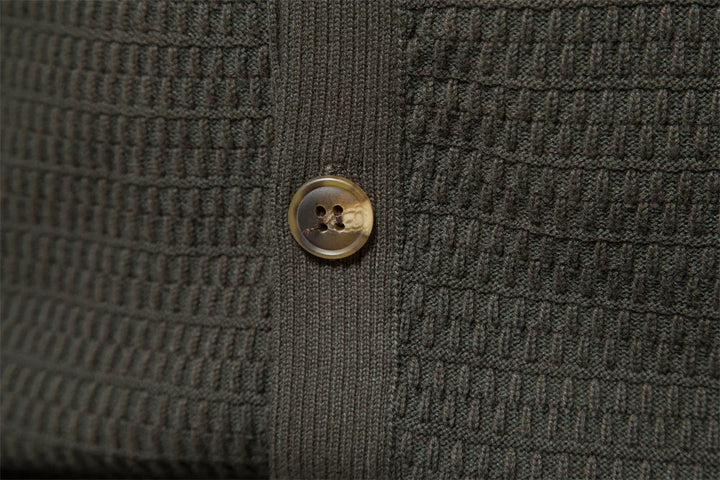 Modern heren katoenen knoopvest, casual en stijlvol, essentieel voor de wintergarderobe.