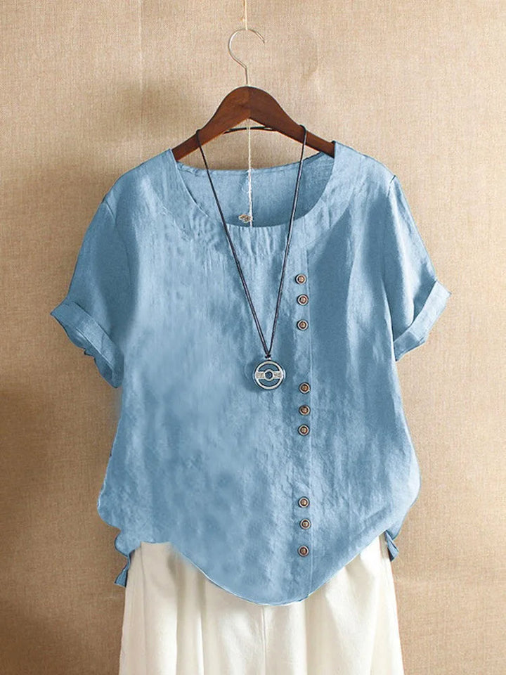 Vrouwenkleding: elegante damesblouse met korte mouwen, Peter Pan kraag en knoopdetails. Geschikt voor een stijlvolle zomerlook.