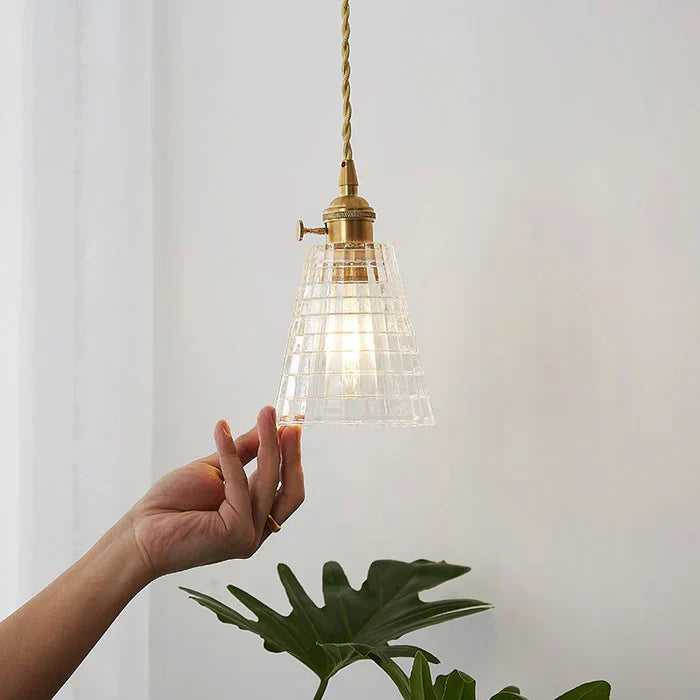 Verfijnde glazen hanglamp met minimalistisch design; verrijkt uw interieur.