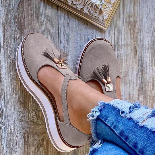 Modieuze dames sandalen met plateauzool en franjes; dé zomerschoen die comfort en stijl biedt.