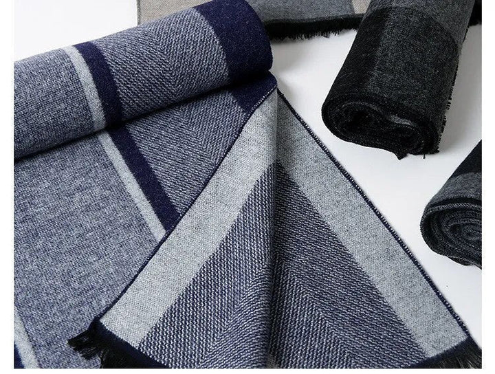 Luxe heren sjaal van kasjmier, met een opvallend ruitpatroon voor de winter.
