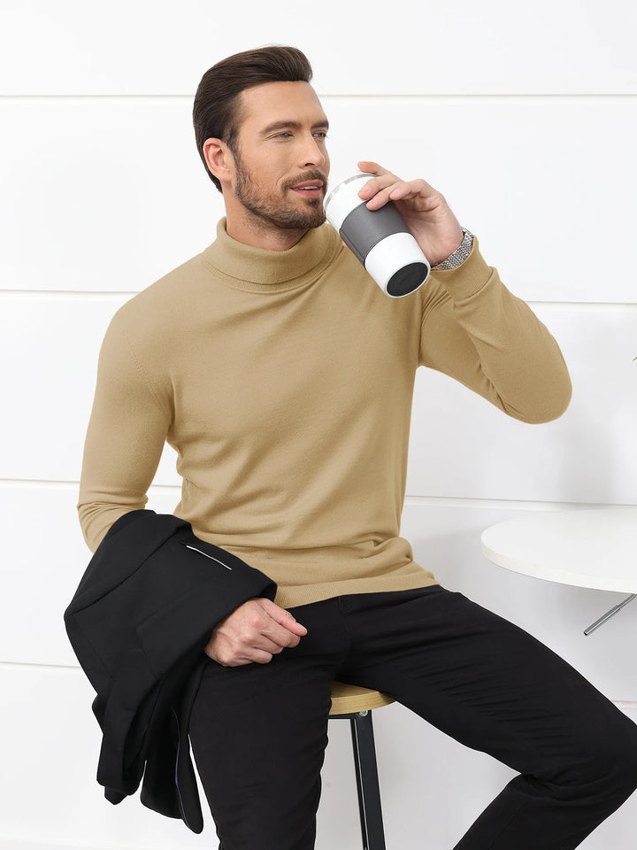 Comfortabele gebreide heren coltrui, ideaal als warme wintertrui voor mannen. Casual herfst kleding.
