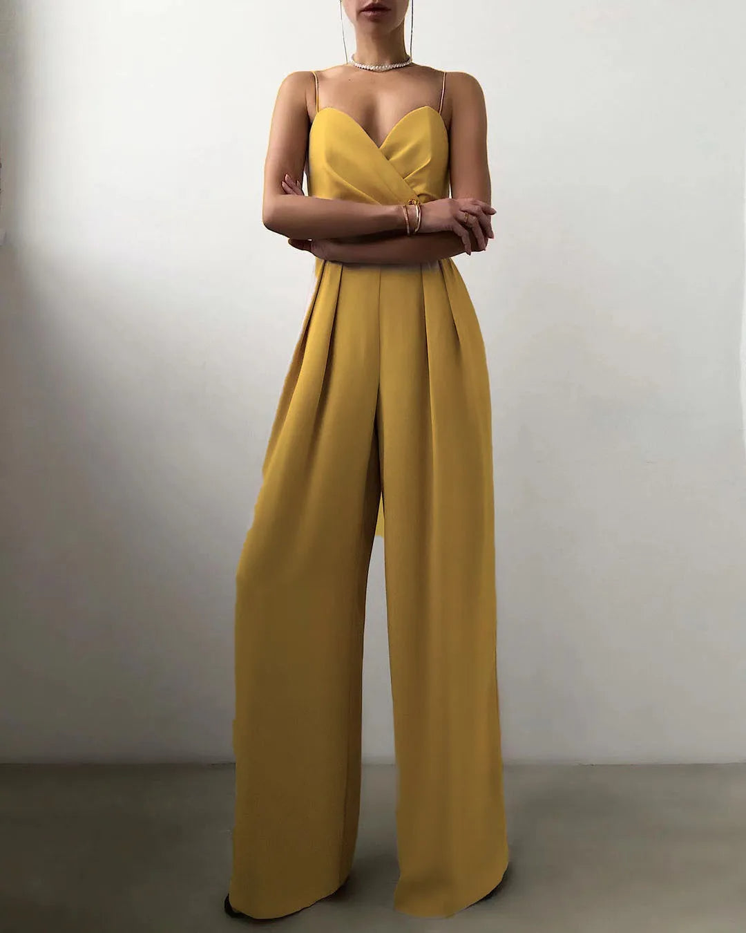 Casual-chique dames jumpsuit met hoge taille, mouwloos en ruime wijde pijpen voor optimaal comfort.
