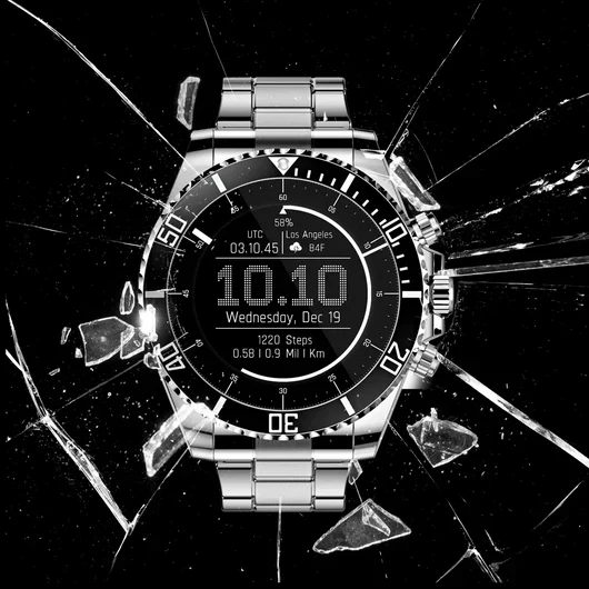 Close-up van de robuuste behuizing en de duurzame band van de militaire smartwatch, ontworpen voor ruig gebruik.