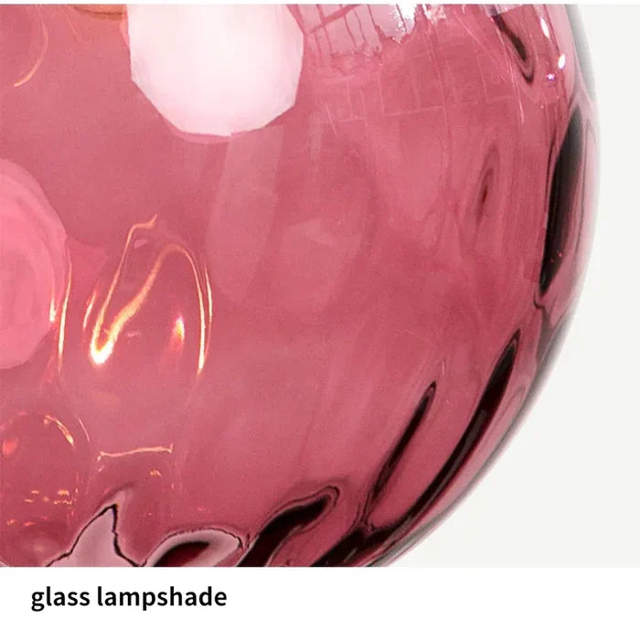 Glazen bol hanglamp creëert uitnodigende sfeer met warm licht in interieur.