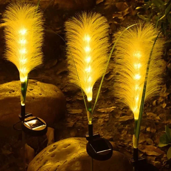 Elegante SunReed rieten buitenverlichting, combineert sfeervolle decoratie met functionele tuinverlichting.