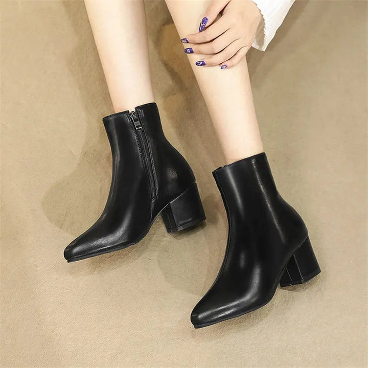 Elegante zilveren dames enkellaarsjes met subtiele glans. Comfortabele feestelijke schoenen voor een modieuze look.