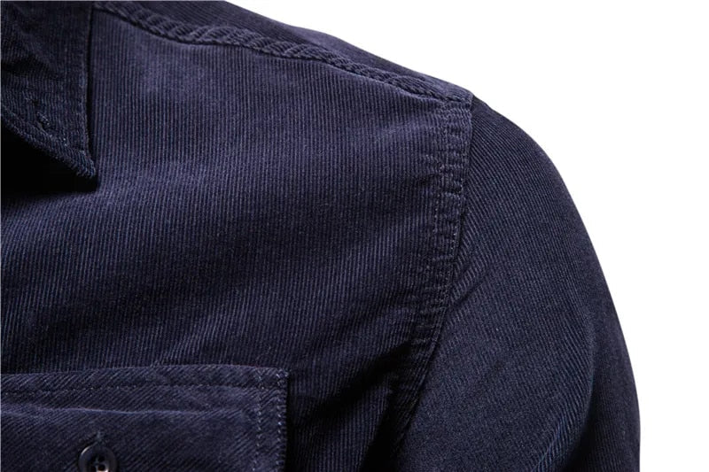 Herfstmode: trendy corduroy overhemd voor heren, een comfortabele en modieuze keuze.