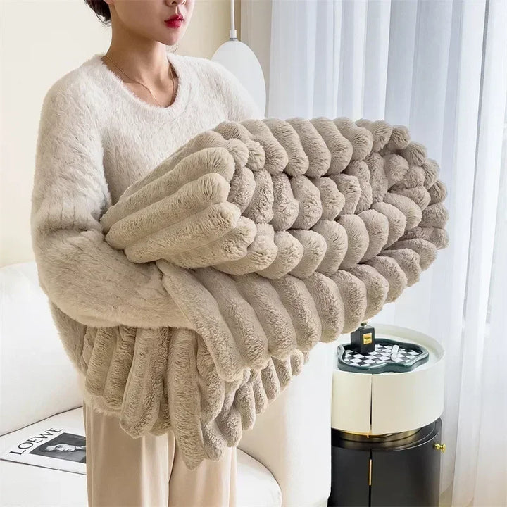 Zachte en warme pluche deken, een essentieel decoratief element voor een comfortabel huis.