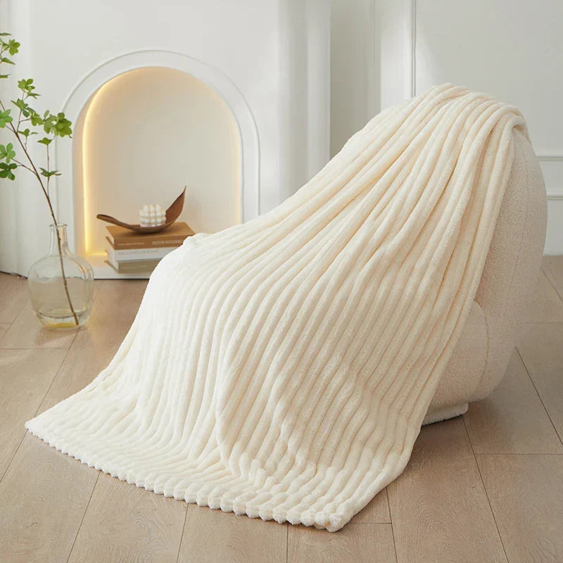Warme, gestreepte CozyStripe deken; ideaal voor ontspanning in huis, zacht flanel, perfect voor winter.
